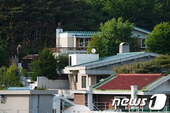 본문 이미지 - 서울 연희동 전두환 전 대통령의 사저 경호동 모습. © News1   유승관 기자