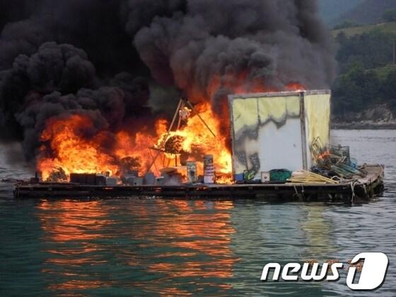 본문 이미지 - 전남 여수시 돌산읍 가두리 양식장에서 화재가 발생해 인부 5명이 부상을 당했다. /사진제공=여수해양경찰서 © News1 