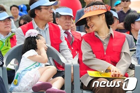 본문 이미지 - 새누리당 박근혜 전 비대위원장이 19일 오후 서울 여의도 국회의사당 앞에서 열린 '국회 동심한마당' 행사를 찾아 어린이들과 대화하며 즐거운 시간을 보내고 있다. 2012.5.19/뉴스1 © News1 한재호 기자