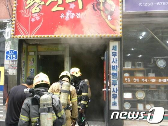 본문 이미지 - 19일 오전 10시 58분께 울산 남구 신정동의 한 노래방에서 불이 나 출동한 소방대원들에 의해 26분만에 꺼졌다. 진화에 나선 소방대원. (울산시소방본부 제공) © News1 