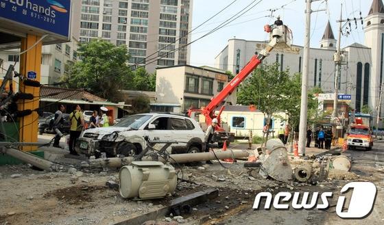본문 이미지 - 19일 오후 2시30분께 광주시 남구 봉선동 한 도로에서 레미콘 트럭이 인근 차량과 전봇대를 들이받아 4명이 숨졌다. 전봇대가 쓰러지면서 인근 차량 정비소가 아수라장이 됐다. © News1 김태성 기자 