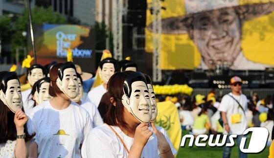 본문 이미지 - 노무현 전 대통령 서거 3주기를 앞두고 추모문화제 '노무현이 꿈꾼 나라'가 열린 지난해 5월19일 오후 서울광장에서 노 전 대통령을 상징하는 '노무현 가면'을 쓴 시민들이 플래시몹을 벌이고 있다. © News1 한재호 기자