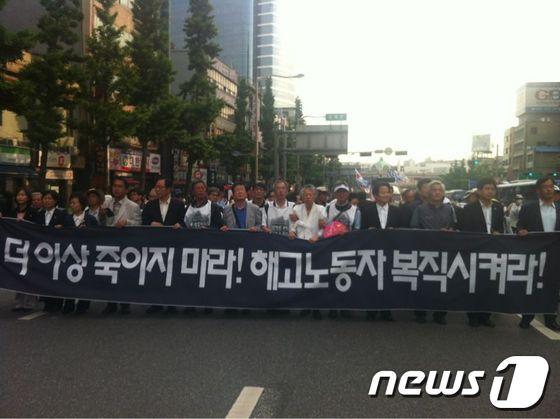 본문 이미지 - 쌍용차 해고자 복직을 요구하며 행진중인 범국민대회 대표단. 사진 왼쪽 맨끝이 김재연 통합민주당 비례대표 당선자. © News1 