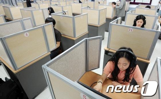 본문 이미지 -  2012년 국가영어능력평가시험(NEAT) 2-3급 모의평가. /뉴스1 © News1 허경 기자