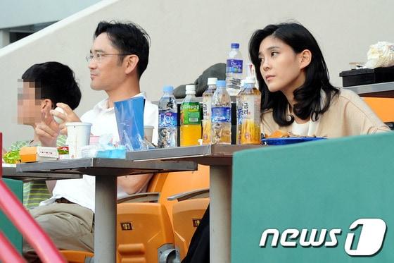 본문 이미지 - 이재용 삼성전자 사장(사진 왼쪽)과 이부진 호텔신라 대표가 20일 오후 프로야구 삼성과 넥센 경기가 열린 서울 목동야구장을 찾아 경기를 관전하고 있다.  이재용 사장은 아들과 딸을, 이부진 사장은 아들을 데리고 본부석쪽 테이블석에서 관전했다. 2012.5.20/뉴스1 © News1 이광호 기자