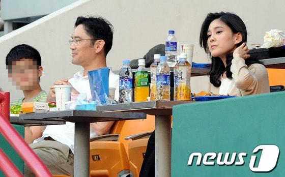 본문 이미지 - 이재용 삼성전자 사장(왼쪽)과 이부진 호텔신라 대표가 20일 프로야구 삼성과 넥센의 경기가 열린 서울 목동야구장을 찾아 경기를 관전하고 있다. 2012.5.20/뉴스1 © News1 이광호 기자