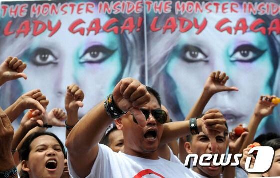 본문 이미지 - 19일 필리핀 마닐라에서 레이디 가가의 공연을 반대하는 시위가 열렸다. ©AFP=News1 