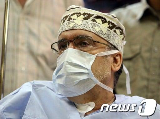 본문 이미지 - 2009년 시한부 암 선고를 받고 석방돼 리비아로 귀국한 메그라히 © AFP=News1 