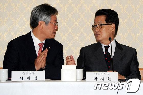 본문 이미지 - 2012년 5월 21일 당시 민주통합당 박지원 비대위원장과 이재명 성남시장이  국회 귀빈식당에서 열린 '경기도 기초단체장 정책협의회'에 참석해 대화나누고 있는 모습. ⓒ 뉴스1 DB