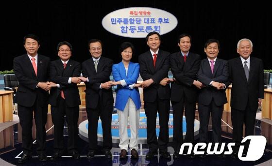 본문 이미지 - 21일 부산시 수영구 부산MBC에서 열린 민주통합당 대표 후보 합동토론회에서 후보자들이 토론회 전 포즈를 취하고 있다. 왼쪽부터 조정식, 강기정, 이해찬, 추미애, 이종걸, 우상호, 문용식, 김한길 후보. 2012.5.21/뉴스1 © News1 박세연 기자