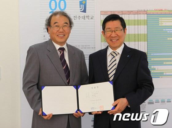 본문 이미지 - 전주대학교는 21일 김연형 교수(좌)를 부총장으로 임명했다고 밝혔다./사진=전주대학교 제공© News1  