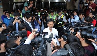 본문 이미지 - 검찰이 통합진보당 비례대표 부정경선 의혹을 조사하며 당사를 압수수색하고 있는 가운데 21일 오전 서울 동작구 대방동 통합진보당사에 강기갑 비상대책위원장이 들어가며 취재진의 질문에 대답하고 있다. 2012.5.21/뉴스1 © News1   송원영 기자