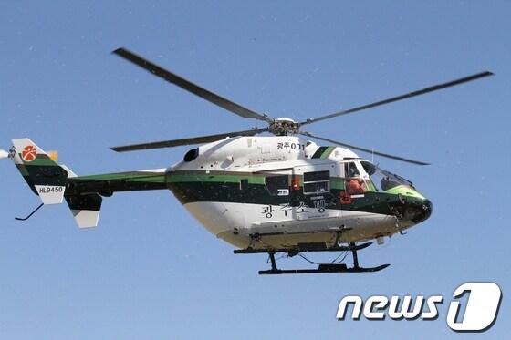 본문 이미지 - 15년 동안 2000시간 무사고 비행을 기록한 광주시 소방헬기 /사진제공=광주시 소방안전본부 © News1 