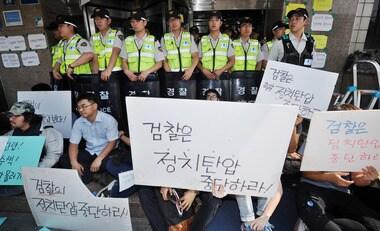 본문 이미지 - 검찰이 통합진보당 비례대표 부정경선 의혹을 조사하며 당사를 압수수색을 시도하고 있는 21일 오후 서울 동작구 대방동 통합진보당사 앞에서 통합진보당 당원들이 당사 출입을 통제하고 있는 경찰과 대치하고 있다. 2012.5.21/뉴스1 © News1   송원영 기자