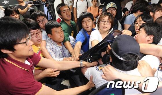 본문 이미지 - 검찰이 통합진보당 비례대표 부정경선 의혹을 조사하며 당사와 관련업체에 대해 일제히 압수수색을 시도한 지난해 5월 서울 금천구 가산동의 한 서버업체에서 당원들이 출입을 통제하는 경찰들과 대치하고 있다. © News1 양동욱 기자