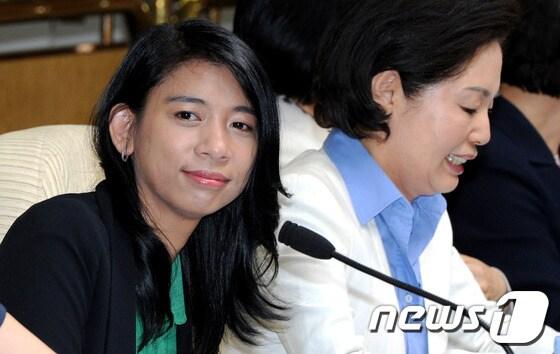 본문 이미지 - 이자스민 새누리당 비례대표 당선자가 22일 오전 서울 여의도 국회에서 열린 100% 국민행복실천본부회의에서 진영 정책위의장의 모두 발언을 바라보고 있다. 2012.5.22/뉴스1 © News1 박정호 기자