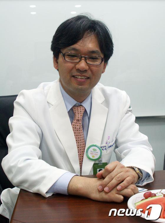 본문 이미지 - 오는 25일 개원을 앞둔 울산 위드여성병원 천근수 병원장이 뉴스1과의 인터뷰에서 병원운영 계획과 포부를 밝히고 있다. © News1 변의현 기자
