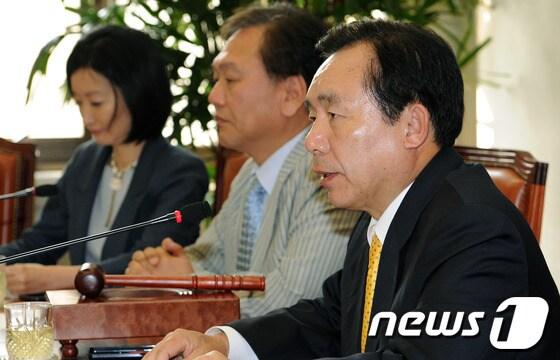 본문 이미지 - 자유선진당 이인제 비상대책위원장이 22일 서울 여의도 국회의사당에서 열린 비상대책위원회 전체회의에서 모두발언 하고 있다. 자유선진당은 이날 회의에서 새 당명을 결정하고 당헌 당규도 개정한다. 2012.5.22/뉴스1 © News1 이종덕 기자