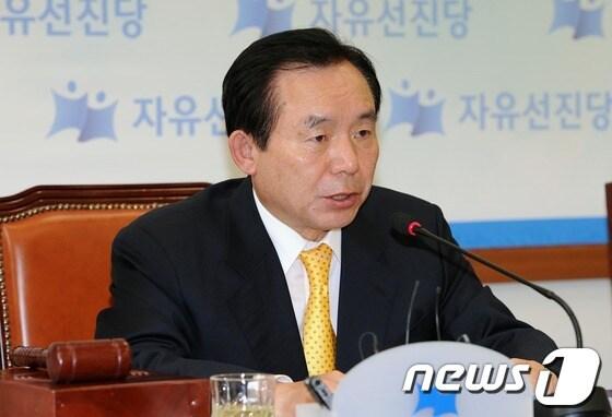 본문 이미지 - 자유선진당 이인제 비상대책위원장이 22일 서울 여의도 국회의사당에서 열린 비상대책위원회 전체회의에서 모두발언 하고 있다. 자유선진당은 이날 회의에서 새 당명을 결정하고 당헌 당규도 개정한다. 2012.5.22/뉴스1 © News1 이종덕 기자