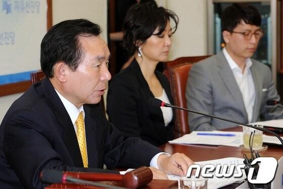 본문 이미지 - 자유선진당 이인제 비상대책위원장이 22일 서울 여의도 국회의사당에서 열린 비상대책위원회 전체회의에서 모두발언 하고 있다. 자유선진당은 이날 회의에서 새 당명을 결정하고 당헌 당규도 개정한다. 2012.5.22/뉴스1 © News1 이종덕 기자