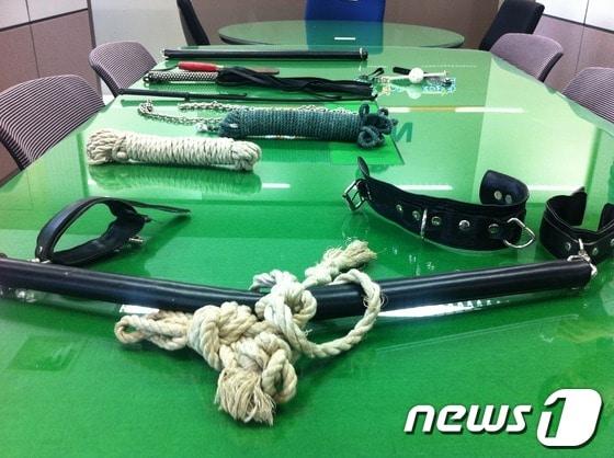 본문 이미지 - A씨가 운영하는 업소에서 압수된 채찍과 사슬 등 SM플레이 도구들.© News1  
