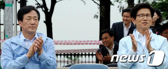 본문 이미지 - 새누리당 대선후보 경선 출마를 선언한 정몽준 전 대표(왼쪽)와 김문수 경기도지사가 24일 서울 여의도 국회운동장에서 열린 당 사무처 체육대회 및 어울림 마당 행사에 참석해 박수를 치고 있다. 2012.5.24/뉴스1 © News1 박정호 기자