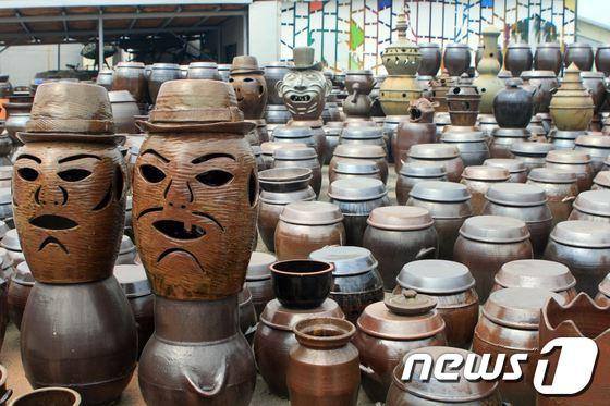 본문 이미지 - 울산옹기축제 행사장 입구에 전시돼 있는 다양한 옹기. © News1 변의현 기자