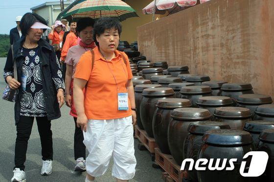 본문 이미지 - 울산지역 각종 축제들에 대한 방문객수 뻥튀기가 심각하다는 지적이다. 사진은 최근 막을 내린 2012울산옹기축제 개막을 하루 앞두고 행사장을 찾은 관람객들의 모습.  © News1 변의현 기자