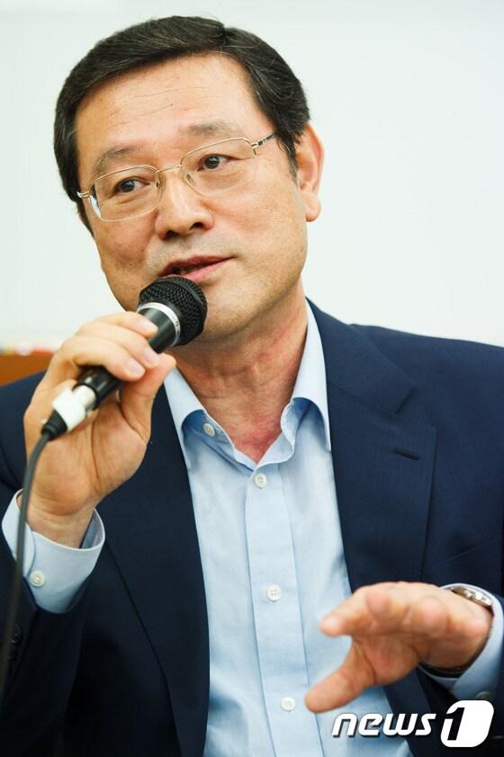 본문 이미지 - 이용섭 민주통합당 의원이 25일 오후 서울 서강대학교 김대건관에서 열린 (사)오피니언 리더스클럽 '경제발전과 정부의 새로운 역할' 토론회에서 토론하고 있다. 2012.5.25/뉴스1 © News1 유승관 기자