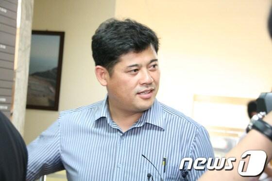 본문 이미지 - 허위사실유포 혐의에 대한 조사를 받기 위해 25일 오후 전주지방검찰청을 찾은 민주통합당 박민수(진안,무주,장수,임실) 당선자. © News1  