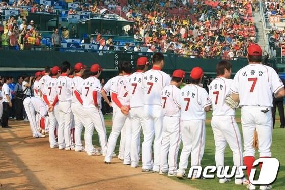 본문 이미지 - KIA 타이거즈 이종범의 은퇴식이 열린 26일 광주 무등경기장에서 후배 선수들이 모두 이종범의 이름과 등번호 7번이 적힌 유니폼을 입고 LG 트윈스와 경기에 출전했다. © News1   김태성 기자
