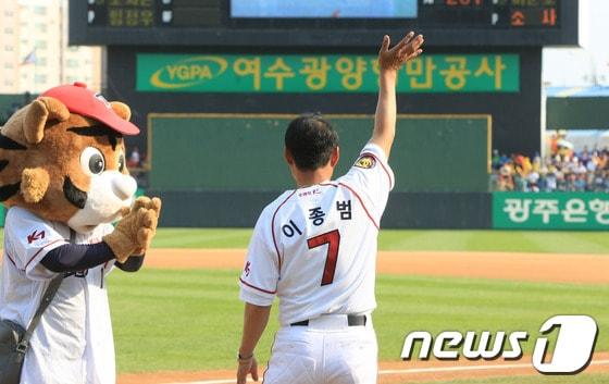 본문 이미지 - KIA타이거즈 이종범이 26일 광주 무등경기장에서 열린 은퇴식에서 팬들에게 손을 흔들고 있다.  © News1   김태성 기자