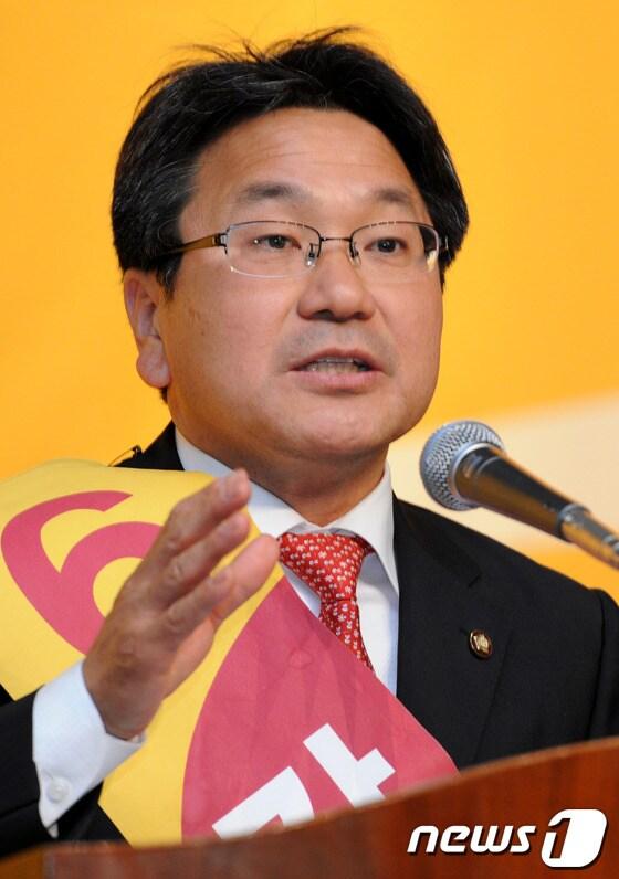 본문 이미지 - 27일 제주시 중소기업지원센터에서 열린 민주통합당 제주특별자치도당 임시대의원대회 및 당대표-최고위원 선출대회에서 강기정 당대표 후보가 후보자 발언을 하고 있다. 2012.5.27/뉴스1 © News1 박세연 기자