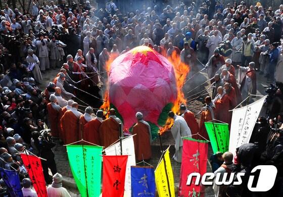 본문 이미지 - 제16회 울산시사진대전에서 대상을 차지한 이경호씨의 '다비식' / 사진제공=울산사협 © News1 