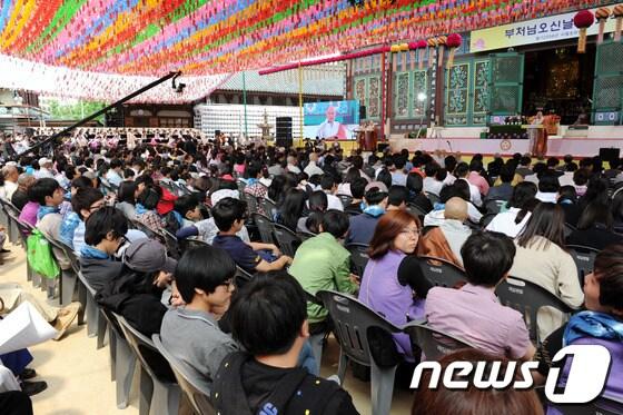 본문 이미지 - 자승 조계종 총무원장이 28일 서울 종로구 견지동 조계사에서 열린 불기2556년 부처님 오신날 봉축법요식에서 봉축사를 하고 있다. 2012.5.28/뉴스1 © News1 박세연 기자