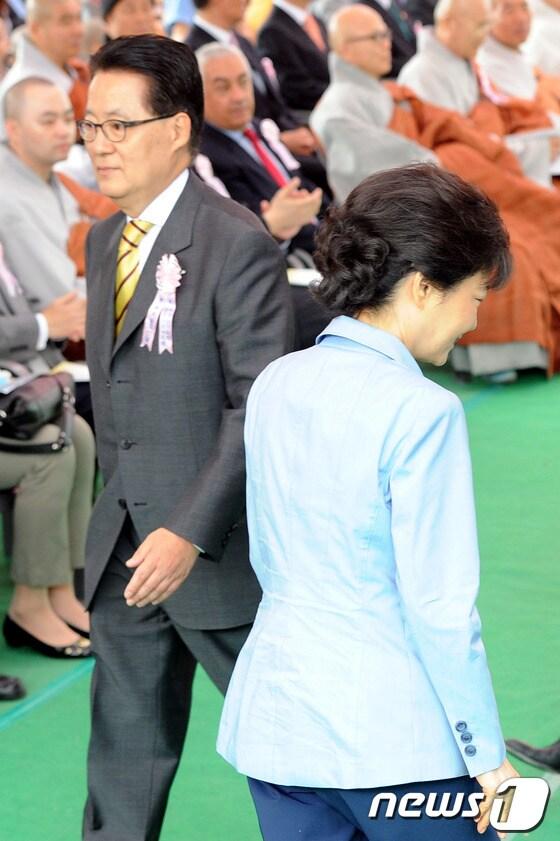 본문 이미지 - 새누리당 박근혜 전 비대위원장과 민주통합당 박지원 비대위원장이 지난 28일 오전 서울 종로구 견지동 조계사에서 열린 '불기2556년 부처님 오신날 법요식'에 참석해 헌화를 하기 위해 서로 스치듯 지나가고 있다. 박 전 위원장과 박 위원장은 저축은행 로비스트 박태규씨를 둘러싸고 연일 진실게임을 벌이며 사실상 맞고소를 한 상태이다. 2012.5.28/뉴스1 © News1 이광호 기자