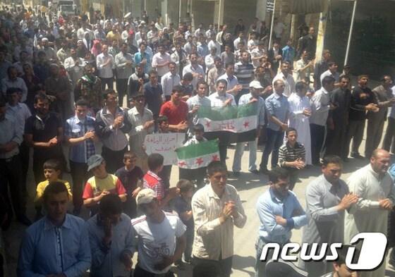 본문 이미지 - 하마 시민들이 반정부 시위를 진행하고 있다.(자료사진).© AFP=News1 