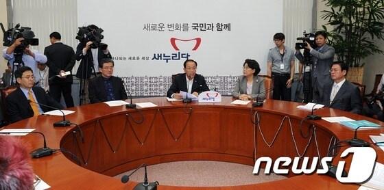 본문 이미지 - 29일 서울 여의도 국회의사당에서 열린 새누리당 최고위원회의에서 황우여 대표가 모두발언하고 있다. 황 대표는 