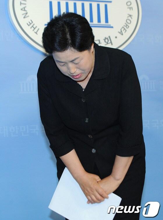 본문 이미지 - 지난 4일 통합진보당 비례대표 선거 파문과 관련 사퇴를 한 윤금순 비례대표 당선자가 29일 오전 서울 여의도 국회 정론관에서 기자회견을 마친 후 허리숙여 인사하고 있다. 윤 당선자는 