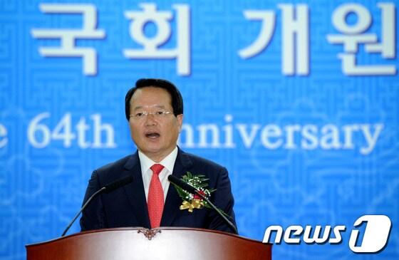 본문 이미지 - 29일 오전 서울 여의도 국회 로텐더홀에서 열린 제64주년 국회개원 기념식에서 정의화 국회의장 권한대행이 기념사를 하고 있다. 19대 국회 여야 국회의원 수는 모두 300명으로 새누리당 150명, 민주통합당 127명, 통합진보당 13명, 자유선진당(선진통일당) 5명, 무소속 5명이 2016년 5월 29일까지 일하게 된다. 2012.5.29/뉴스1 © News1 박정호 기자