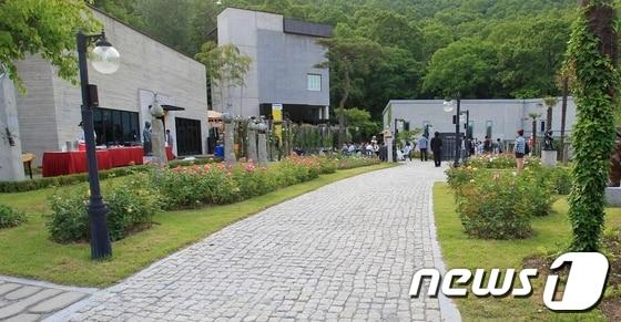 본문 이미지 - 전남 화순 너릿재 옛길에 들어선 소아르 갤러리 전경모습./사진제공=화순군© News1 