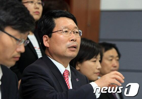 본문 이미지 - 오병윤 위원장이 29일 광주시의회에서 기자회견을 가졌다.© News1 김태성 기자 