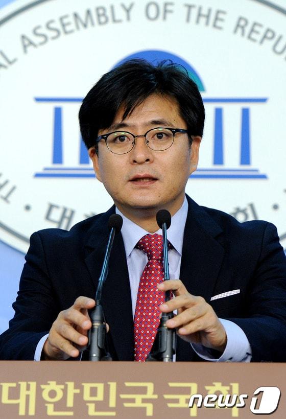 본문 이미지 -          박원석 통합진보당 새로나기 특별위원장이 29일 국회 정론관에서 특위 구성경과와 쟁점토론회 기획안 등 활동계획에 대한 브리핑을 하고 있다.  2012.5.29/뉴스1 © News1 박정호 기자