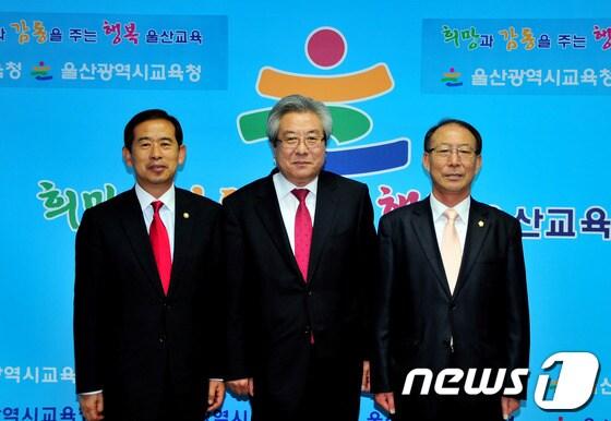 본문 이미지 - 새누리당 안효대(울산 동구) 의원이 3일 장울산시 교육청을 방문해 김복만 교육감과 기념촬영을 하고 있다.(사진은 왼쪽부터 안효대 의원, 김복만 교육감, 장만복 동구의회 의장)© News1 