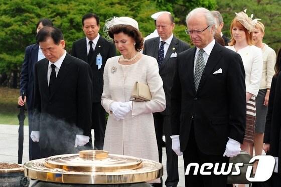 본문 이미지 - 스웨덴 국가원수로는 최초로 국빈 방한중인 칼 구스타프 16세 스웨덴 국왕과 실비아 왕비가 30일 오전 서울 동작동 국립현충원을 찾아 참배하고 있다. 스웨덴은 6.25 전쟁 당시 UN군에 참여해 야전 병원단을 파견했다. 2012.5.30/뉴스1 © News1   한재호 기자