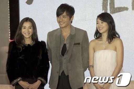 본문 이미지 - 중국 여배우 장쯔이와 장바이즈, 한국 배우 장동건이 지난해 9월 베이징에서 열린 한중 합작영화 '위험한 관계'의 기자회견에 참석했다. © AFP=News1 