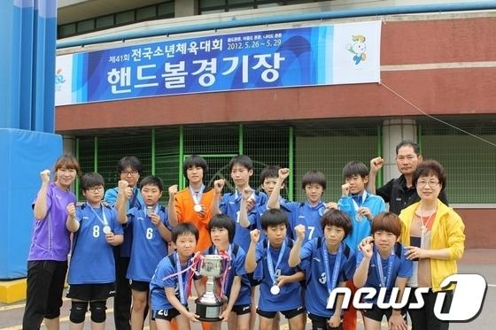 본문 이미지 - 무안 해제초 핸드볼팀이 전국소년체전에서 은메달을 차지한 뒤 기념촬영을 하고 있다. /사진제공=전남도교육청 © News1 