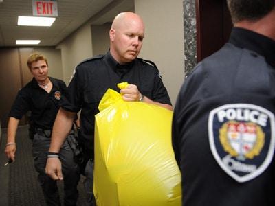 본문 이미지 - 29일 캐나다 보수당으로 잘린 사람 발이 담긴 우편물이 배달돼 수사를 벌이던 경찰이 30일 용의자를 포착하고 전국에 공개 수배령을 내렸다. (thespec.com) © News1 김영신 인턴기자