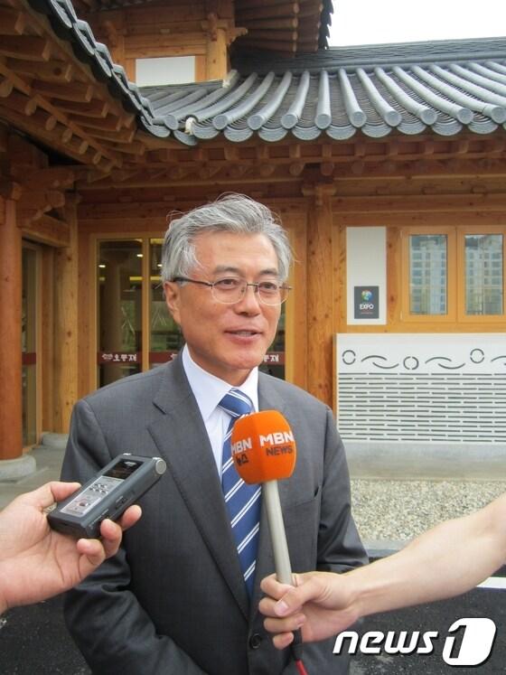 본문 이미지 - 문재인 민주통합당 상임고문이 30일 여수엑스포장을 관람한 후 기자들의 질문에 답하고 있다. © News1 장봉현 기자 