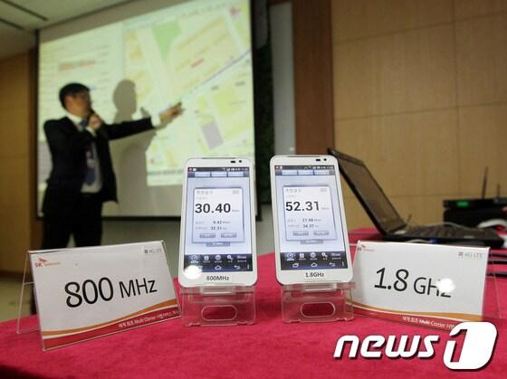 본문 이미지 - 일반 LTE(왼쪽)와 멀티캐리어 LTE(오른쪽) 서비스 속도를 비교한 결과. © News1 